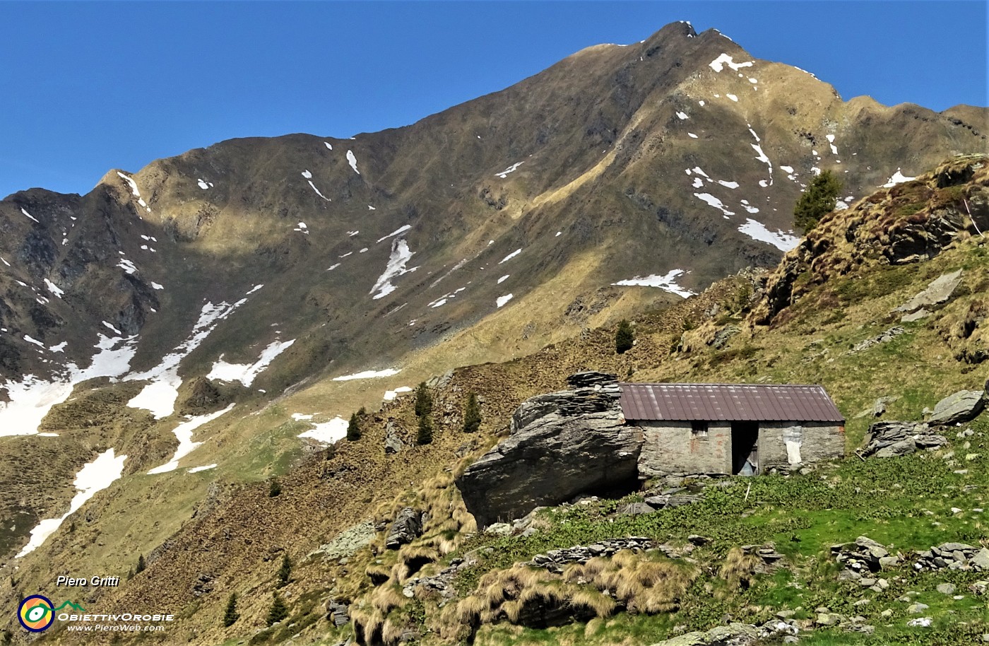 34 Baita addossata a roccione con vista sul Fioraro (2410 m).JPG
